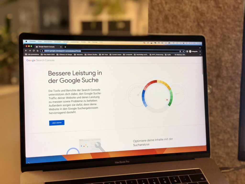 Laptop im Buero auf dessen Bildschirm die Startseite der Google Search Console angezeigt wird